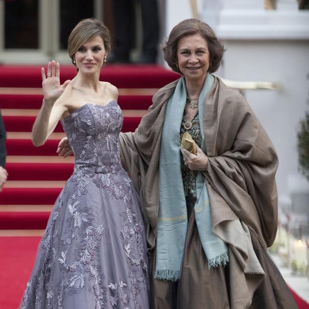 La reina Letizia junto a doña Sofía. /