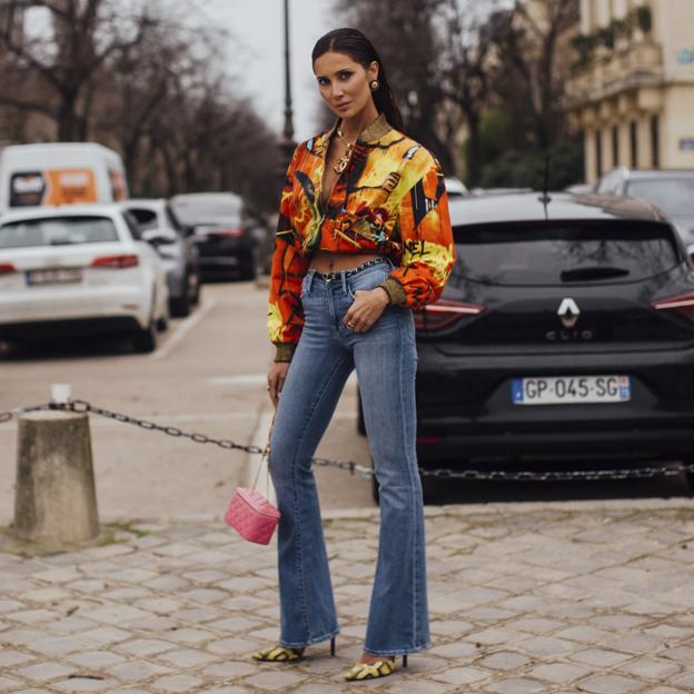 Un look de street style con vaqueros.