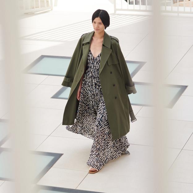 Gabardina verde militar y vestido ligero de la colección de Uniqlo :C, diseñada por Clare Waight Keller.