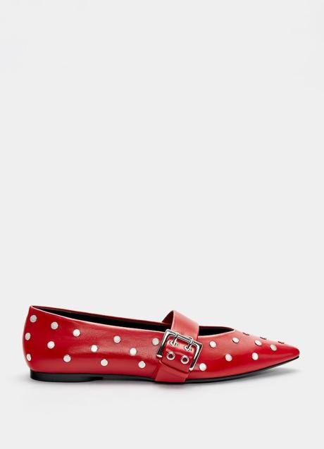 Zapatos rojos de Pull & Bear (29,99 euros)