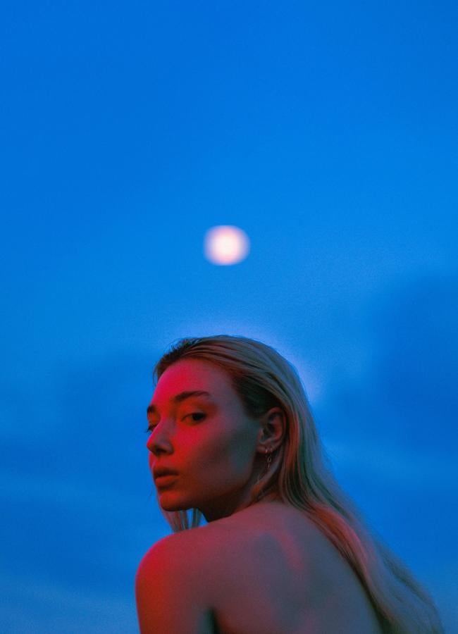 Mujer con la luna de fondo/PEXELS