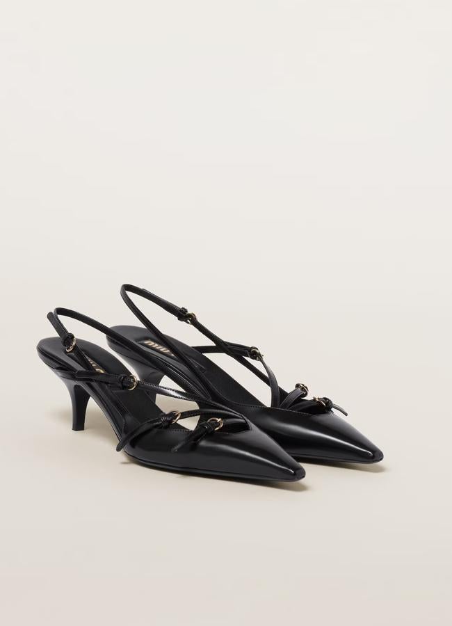 Slingback de piel cepillada de Miu Miu, 990 euros.