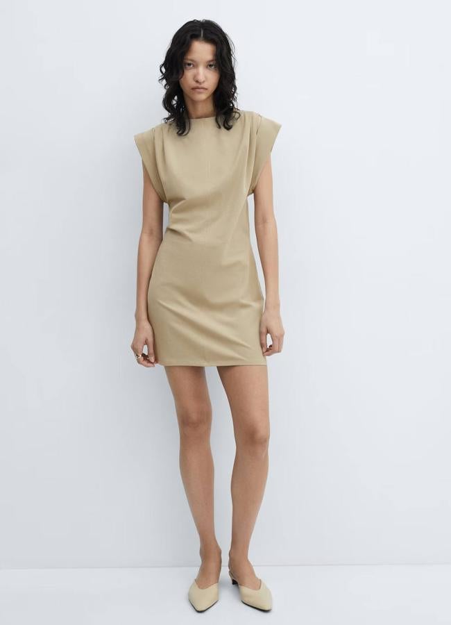 vestido minimalista en tono neutro