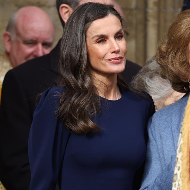 A la salida de la misa en memoria de Constantino de Grecia en Windsor, la reina Letizia se separó del rey Felipe para acompañar a la reina emérita Sofía. Prefirió no coincidir con Juan Carlos I. 