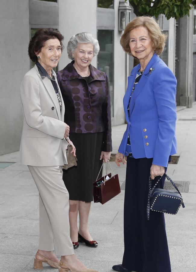 La reina sofía con bolso de Valentino.