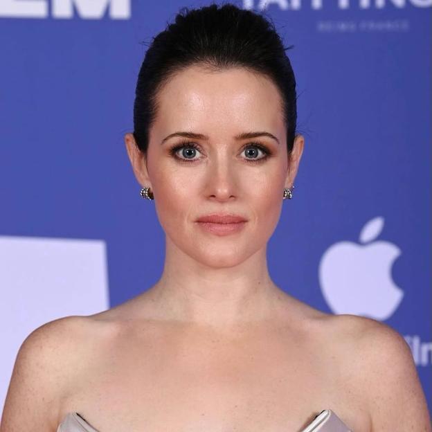 Claire Foy con piel uniforme, firme y lisa