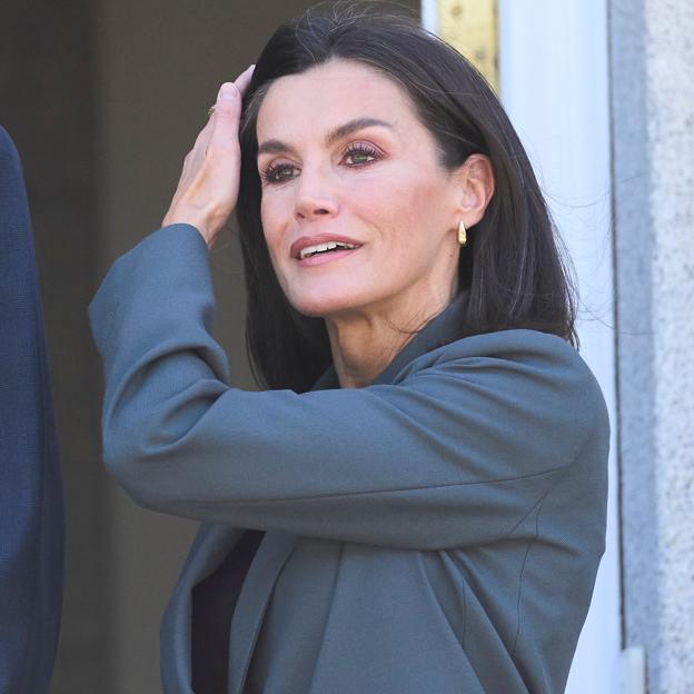 La reina Letizia acierta con su traje favorito de Bimba y Lola, top lencero y pendientes gota