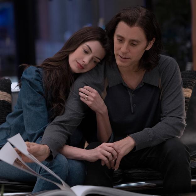 Anne Hathaway y Jared Leto como el matrimonio Neumann en una imagen de Wecrashed.