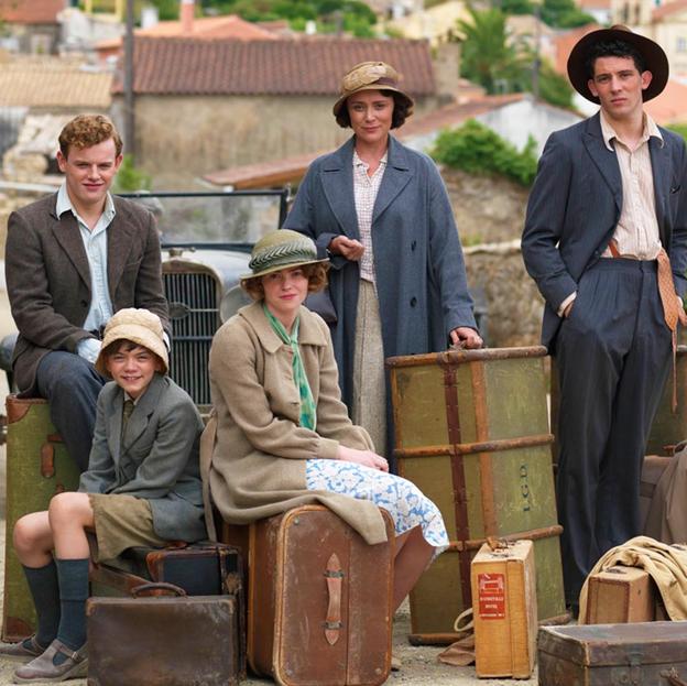 Los protagonistas de Los Durrell, a su llegada a Corfú.