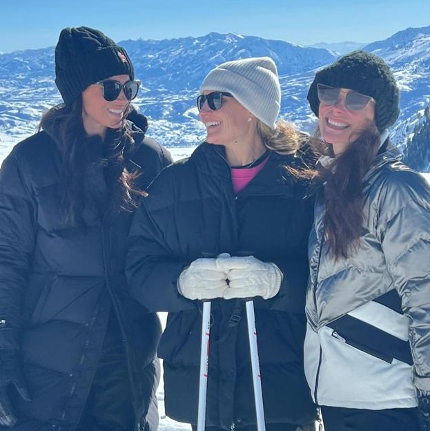 Las tres amigas, disfrutano de un día en la nieve. 