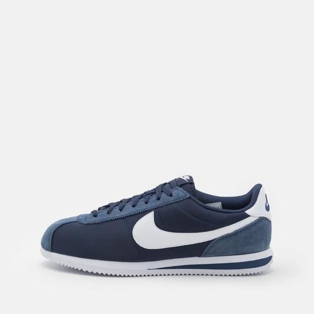 Zapatillas deportivas en azul de Nike.