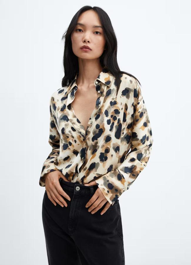 Camisa con estampado de leopardo de Mango.