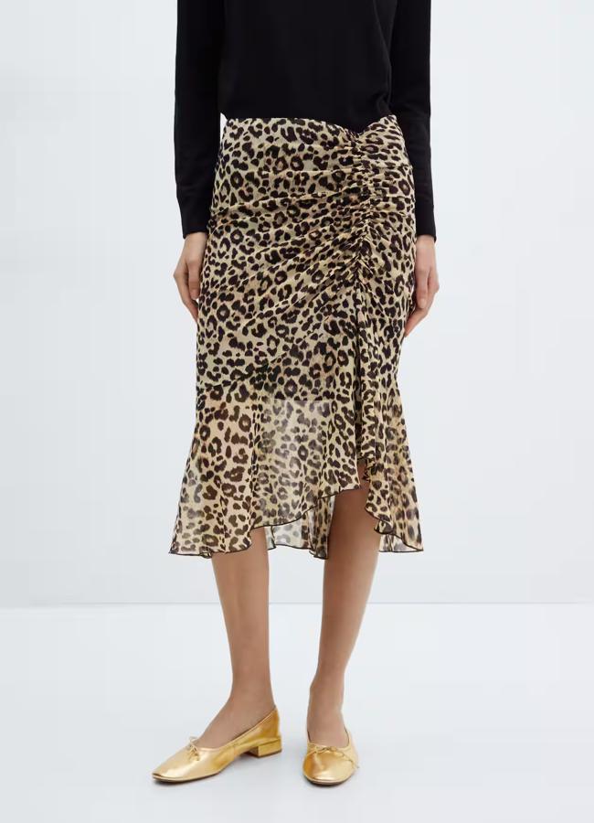 Falda midi con estampado de leopardo de Mango.