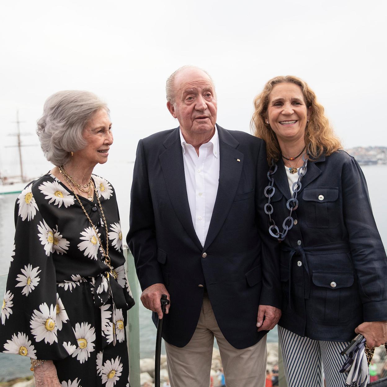 El rey Juan Carlos podrían estar barajando cambiar su residencia, de Abu Dabi a Ginebra, cosa que le permitiría encontrarse de manera más frecuente con sus hijas. /gtres