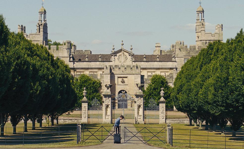 La mansión de la película 'Saltburn' en una escena en el jardín. 