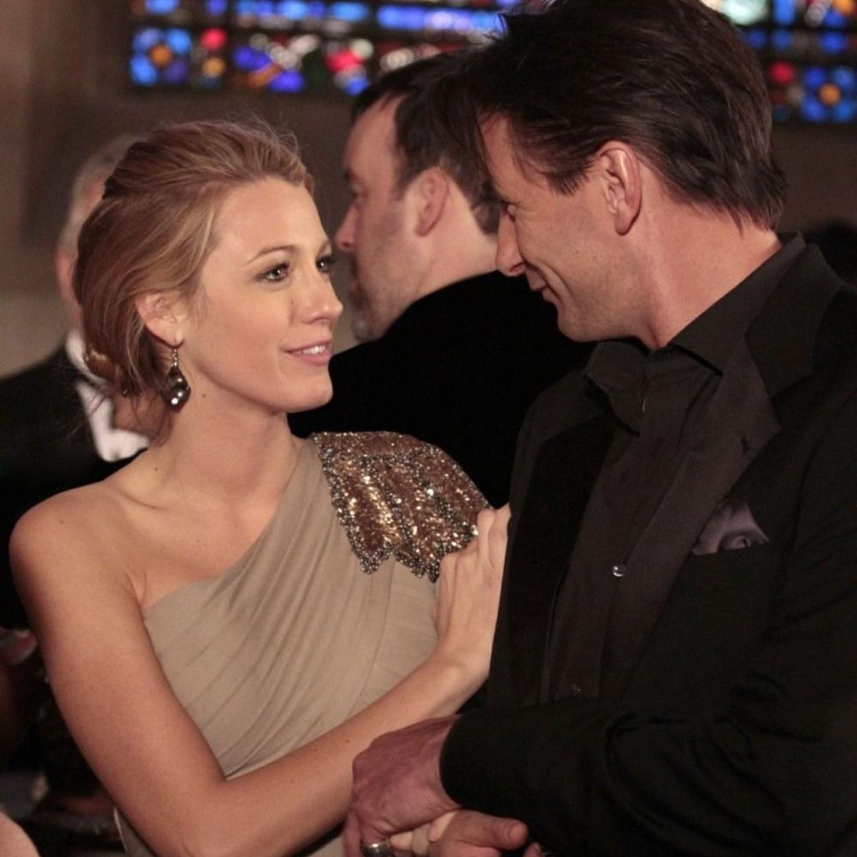 Una escena de Gossip Girl en la que sale Serena van der Woodsen y su padre./