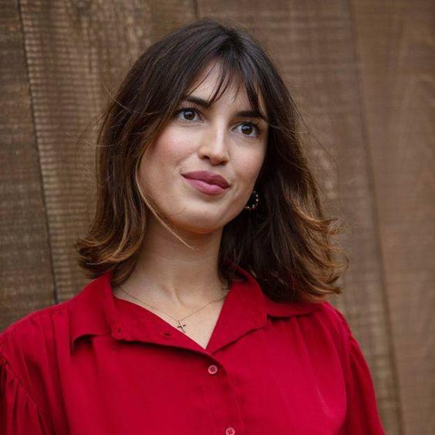 Jeanne Damas con flequillo ligero rejuvenecedor