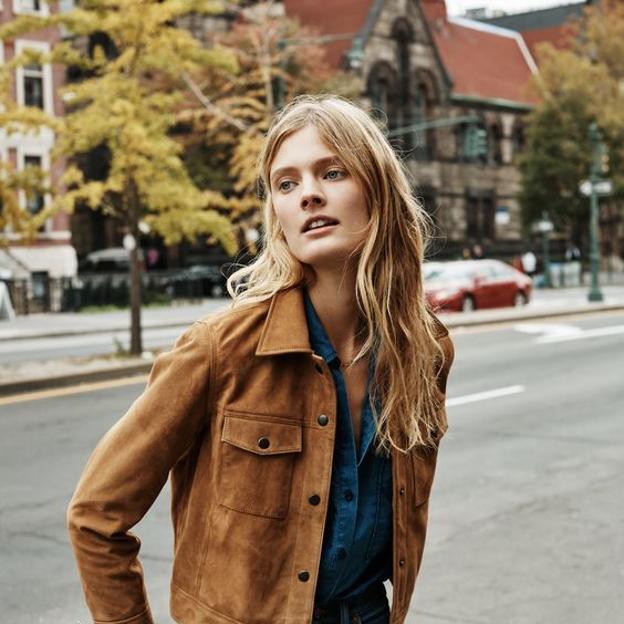 La chaqueta de entretiempo perfecta es la cazadora de ante. Llévala con todos tus looks de primavera.