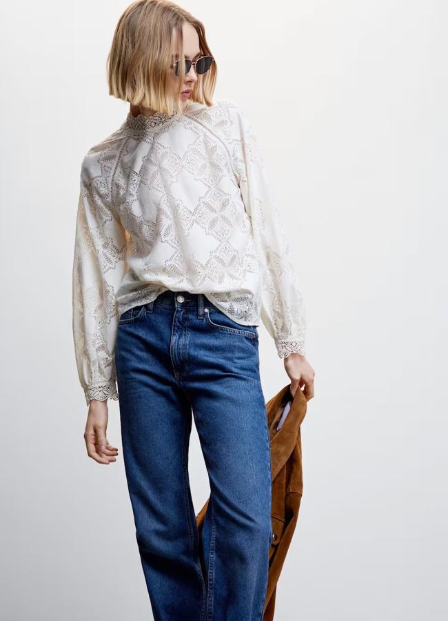 Blusa de encaje blanca de Mango, 22,99 euros.