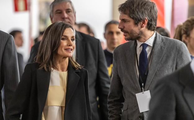 La reina Letizia y el ministro de Cultura, Ernest Urtasun, en animada conversación durante la inauguración de Arco. 