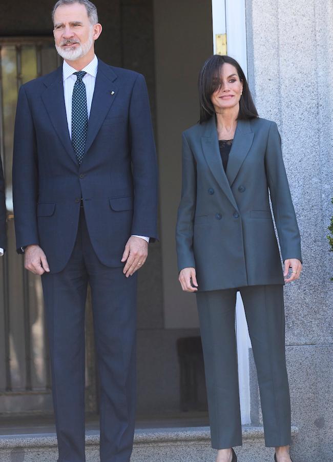 Los reyes Felipe y Letizia, en las escaleras de la entrada al Palacio de la Zarzuela, donde recibían al Presidente de Paraguay y su esposa, el pasado febrero. (FOTO: LIMITED PICTURES)