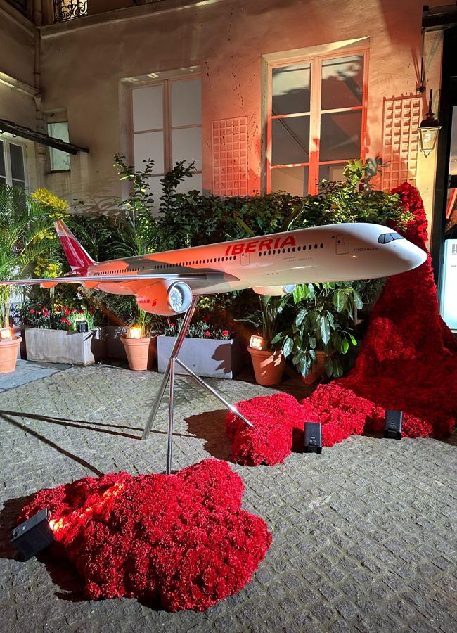 El avión de Iberia de Teresa Helbig recibe a los invitados a su llegada al desfile de la diseñadora en París. Foto: Cortesía.