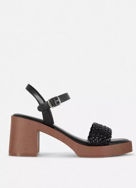 Sandalias negras de Primark (22 euros)