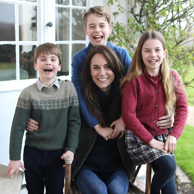 La primera foto de Kate Middleton tras la cirugía: sentada en una silla y rodeada por sus hijos