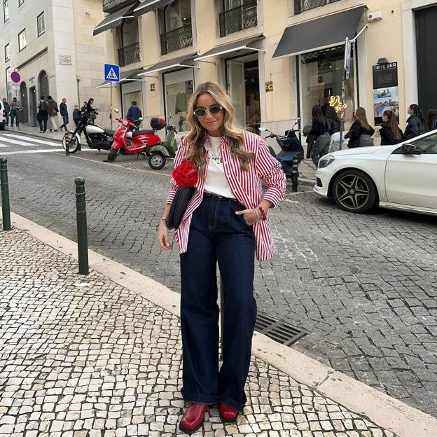 La camisa de rayas rojas es la nueva prenda viral que obsesiona a las influencers para llevar con vaqueros