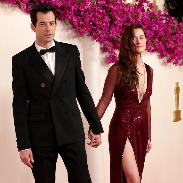 Mark Ronson junto a su mujer Grace Gummer, en la noche de los Oscar. 