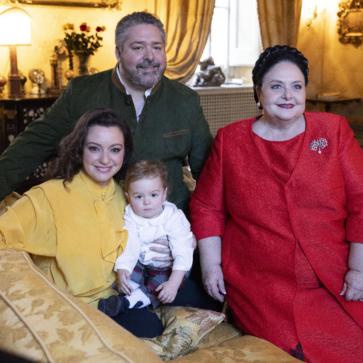 La Gran Duquesa María, con su hijo, Jorge Romanóv, su nuera, Victoria Romanóvna, y su nieto, Alejandro. /CORTESÍA