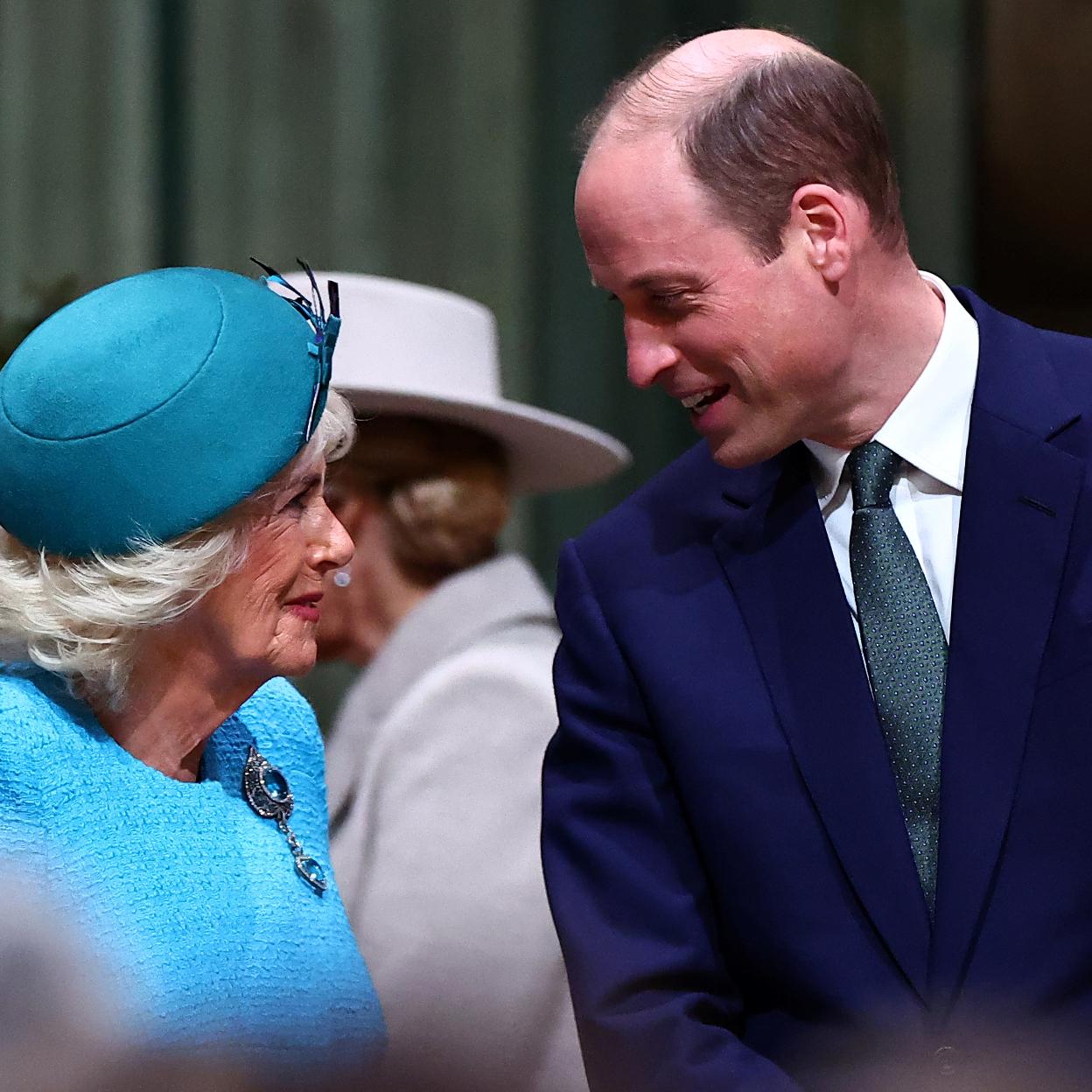 La reina Camilla y el príncipe Guillermo. /GTRES