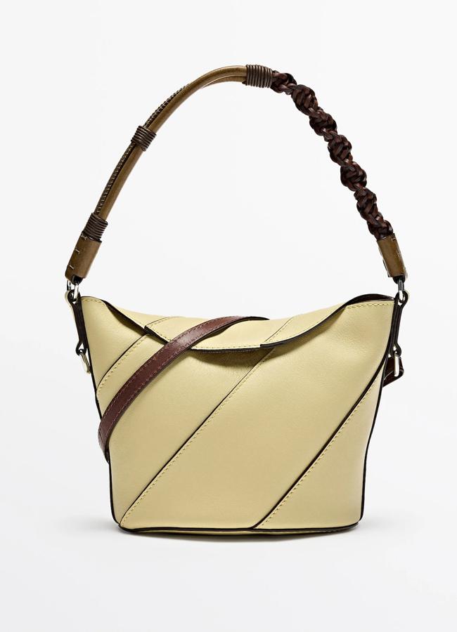 Bolso bandolera de piel de napa de Massimo Dutti, 129 euros.