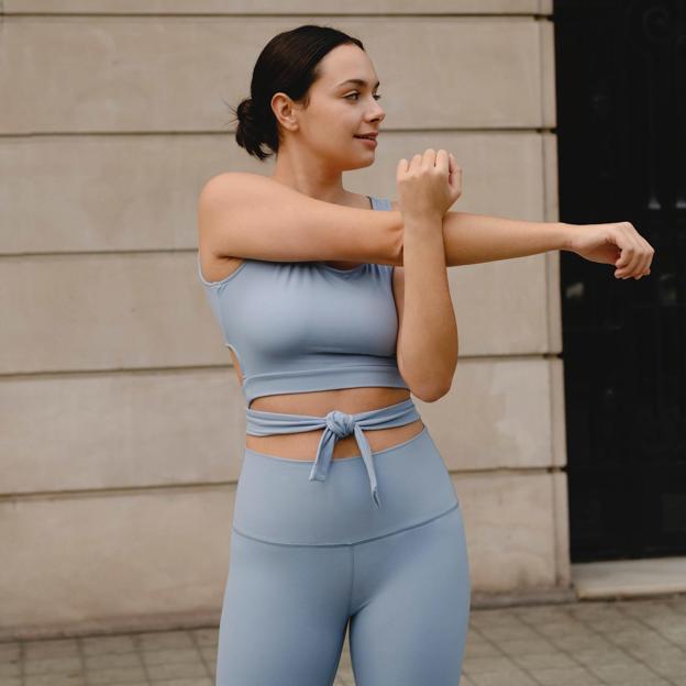 Mujer con ropa deportiva. 