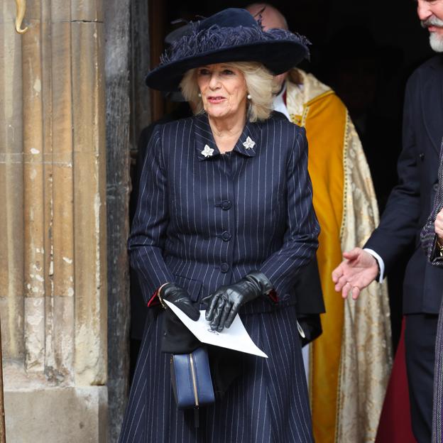 La reina Camilla presidió la misa en memoria del rey Constantino de Grecia, en ausencia de Carlos III y del príncipe de Gales. 