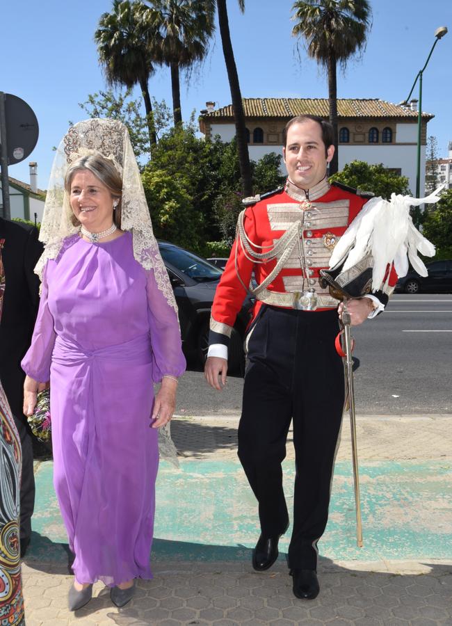 Manuel Solís y la madrina de la boda. / GTRES