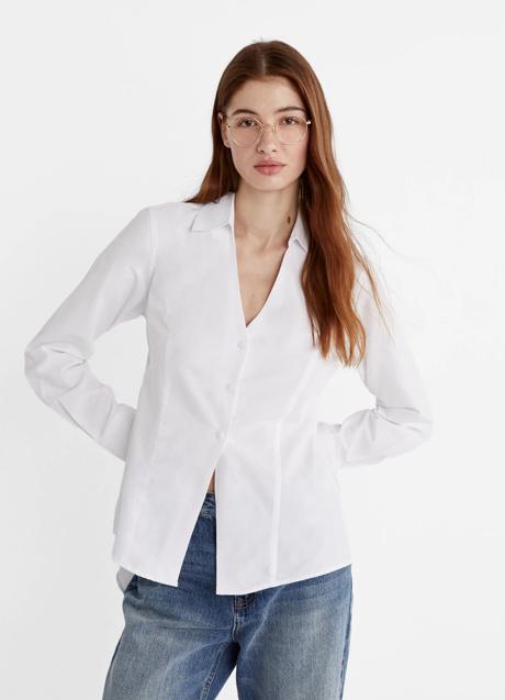 Camisa blanca de Stradivarius (25,99 euros)