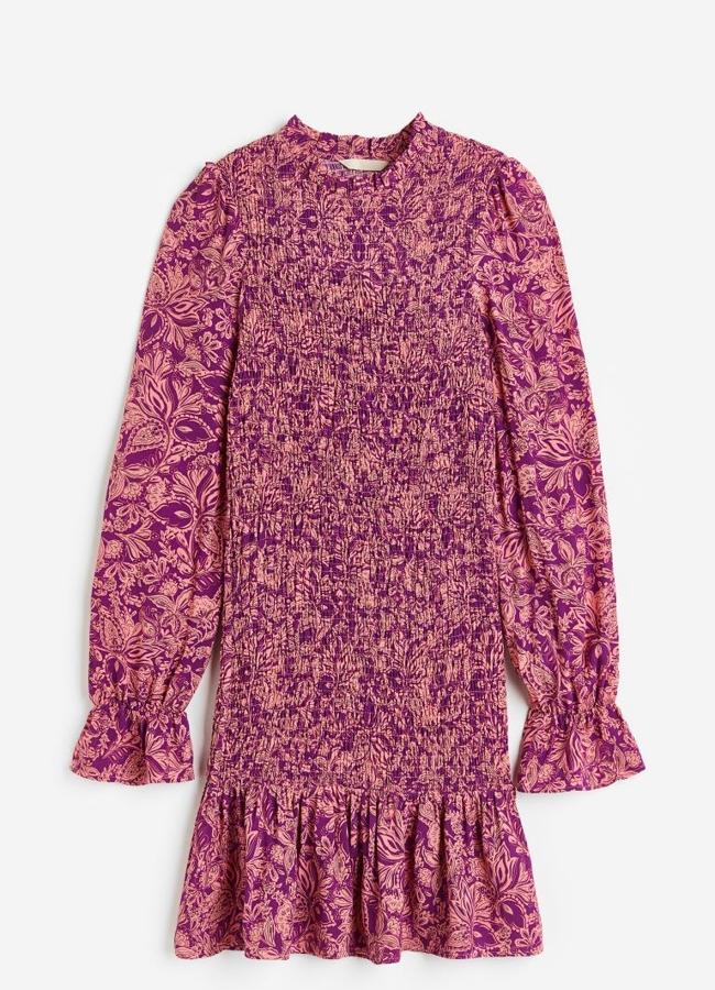 Vestido estampado con fruncidos de H&M, 29,99 euros.