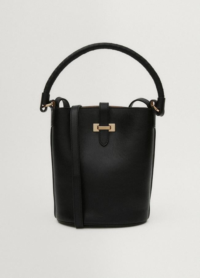 Bolso negro con hebilla, 129 euros.