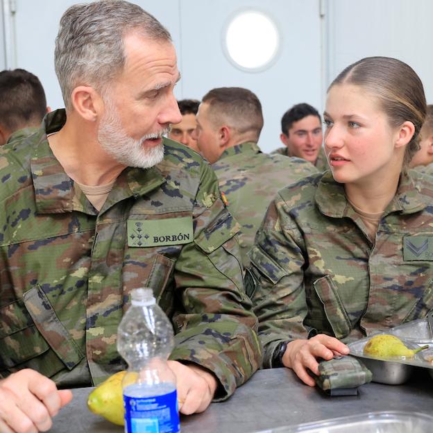 El rey Felipe y su hija Leonor, intercambiiando impresiones. 