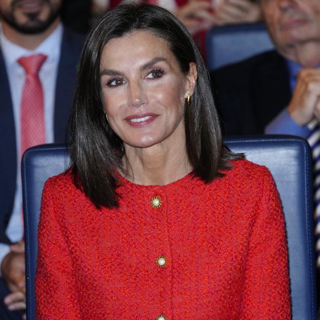 La reina Letizia estrena la chaqueta de entretiempo perfecta: un modelo ideal y con significado oculto