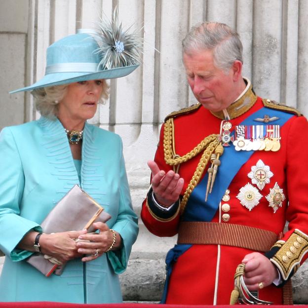 Los reyes Carlos III y Camilla disfrutando del Trooping the Colour de 2009. 