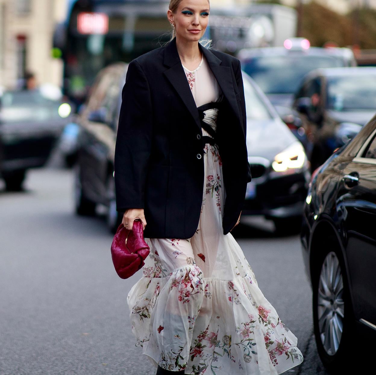 Un look primaveral con vestido de flores del street style./spotlight launchmetrics