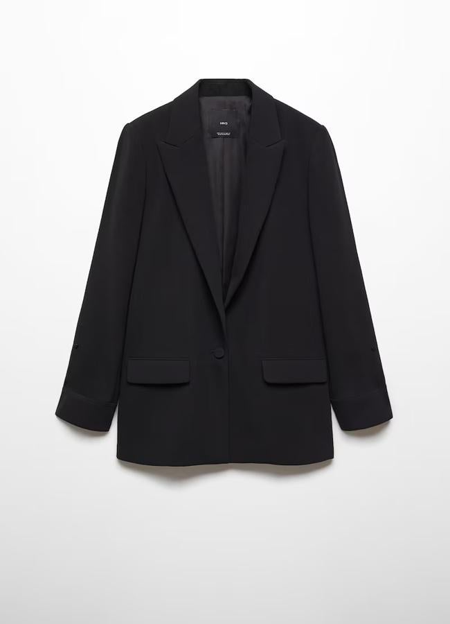 Blazer recto en negro de Mango.