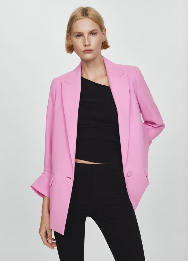 Blazer en color rosa con manga vuelta de Mango.