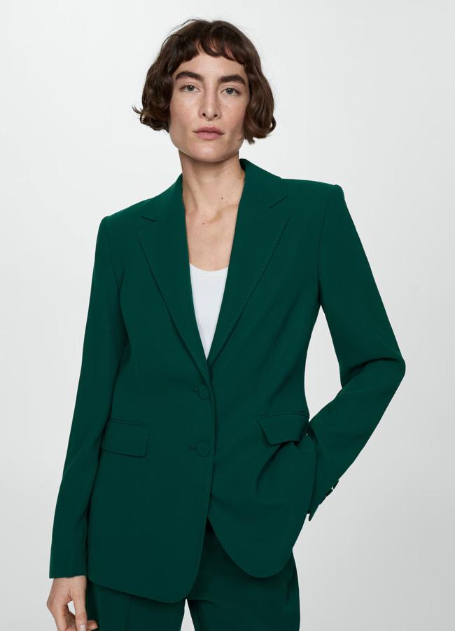 Blazer en verde oscuro de Mango.