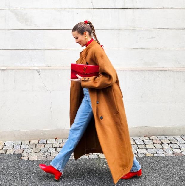 Influencer con bolsos para primavera-verano tendencia