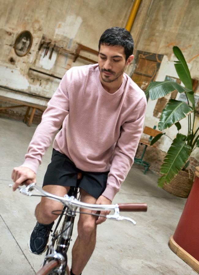 Chino Darín nos deja en la sesión de fotos esta divertida escena probando una bici. Fotografía: Elena Olay / Estilismo: Gervasio Pérez.