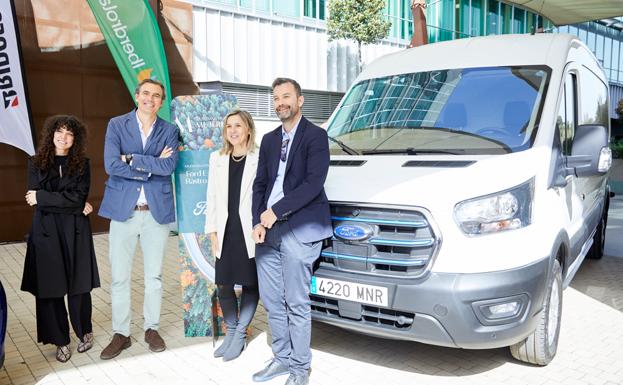 El equipo de Ford junto al Ford E-Transit 100% eléctrica.