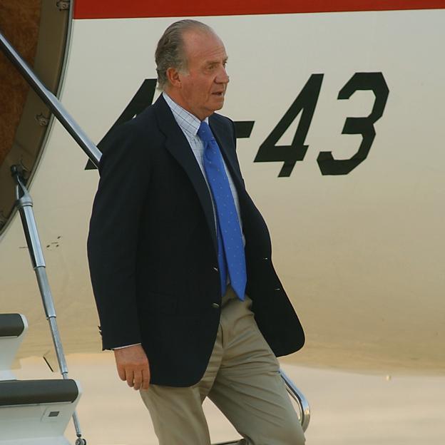 El rey Juan Carlos, bajando de un avión. 